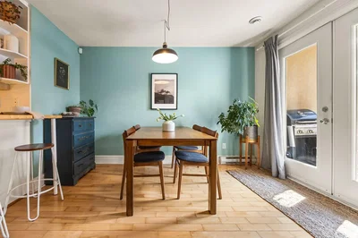 Mutfak; doğal ışık, ahşap zemin