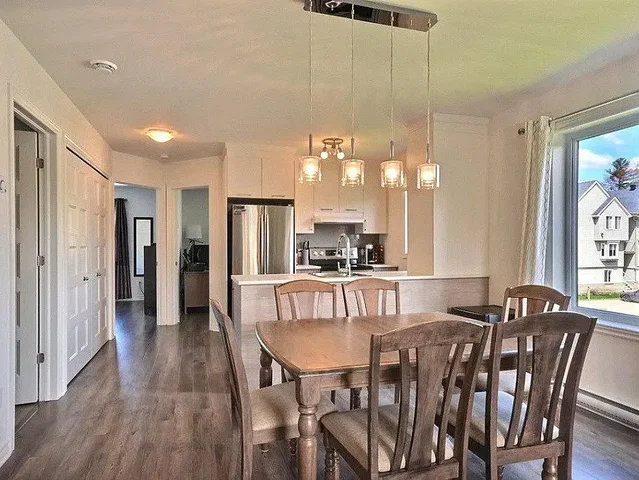 Cocina; vista, suelo de madera, luz natural