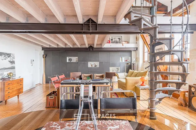 Soggiorno; pavimento in legno, travi in legno, luce naturale, stile moderno