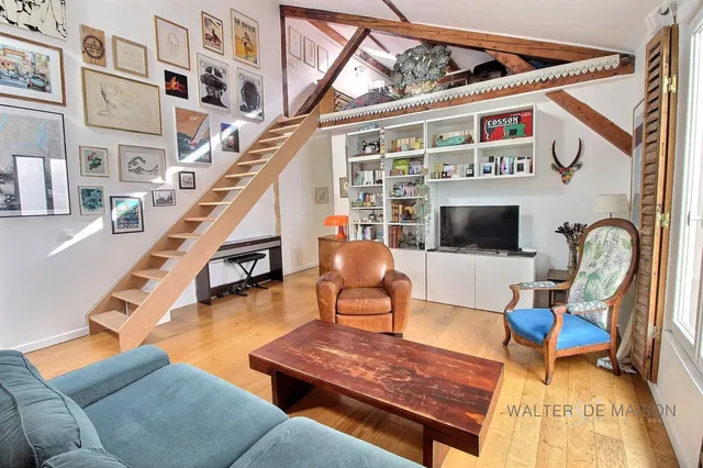 Soggiorno; pavimento in legno, stile rustico, luce naturale, travi in legno