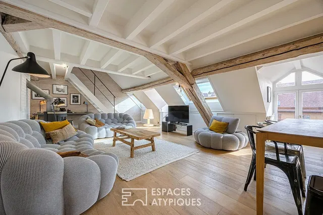 Wohnzimmer; holzbalken, tageslicht, moderner stil