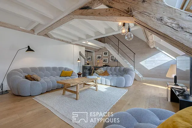 Wohnzimmer; holzbalken, tageslicht, moderner stil