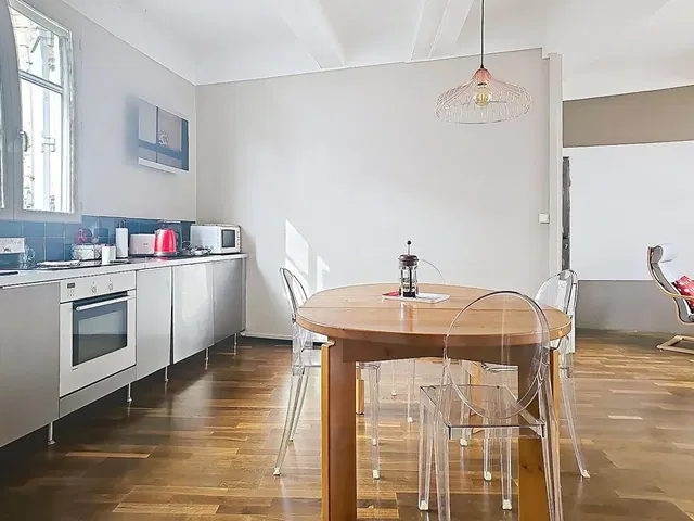 Cucina; elettrodomestici, luce naturale, stile moderno