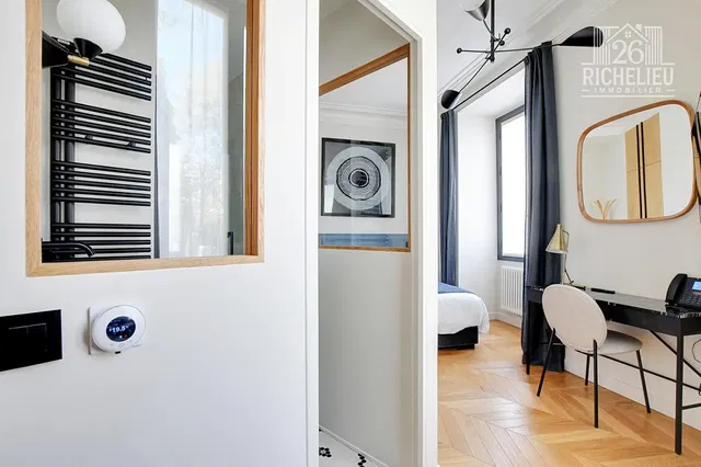 Schlafzimmer; holzboden, moderner stil, tageslicht, smart devices