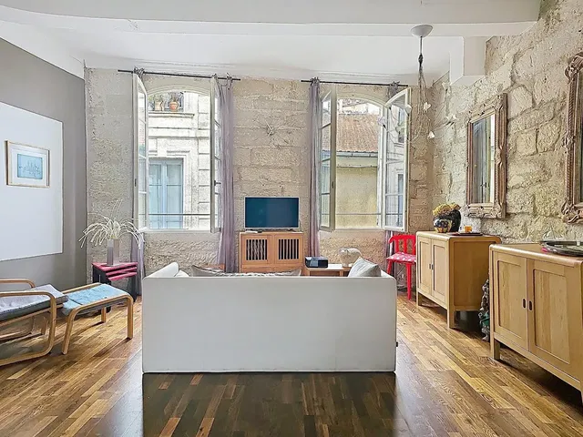 Soggiorno; vista, pavimento in legno, luce naturale, stile moderno