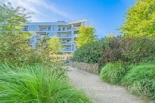 Къща и околности; гледка