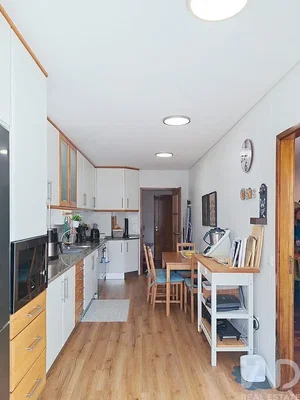 Кухиња; дрвени под, природно светло, модерни стил, кухињски апарати