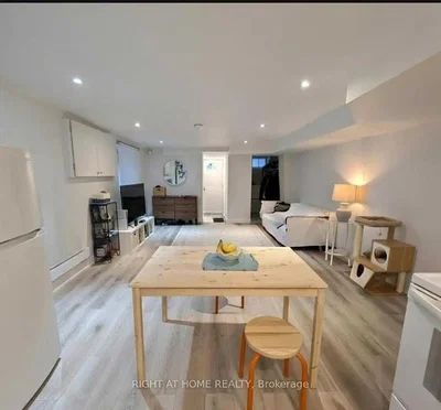 Oturma odası; doğal ışık, modern stil, ahşap zemin