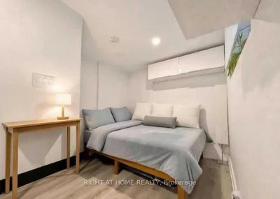 Yatak odası; ahşap zemin, doğal ışık, modern stil