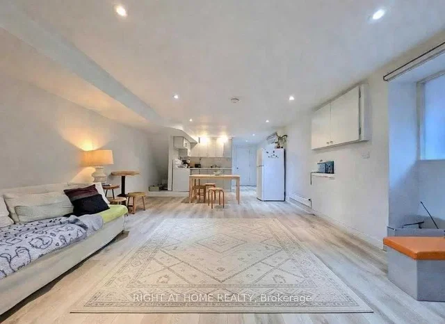 Salón; luz natural, suelo de madera, estilo moderno