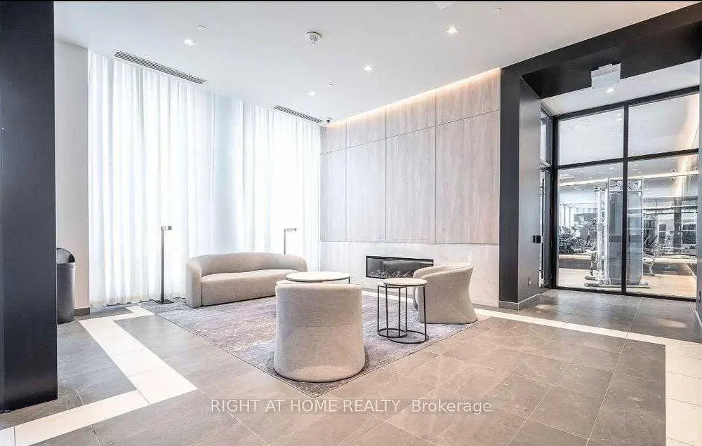 Oturma odası; doğal ışık, şömine, modern stil