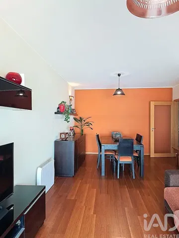 غرفة معيشة; أرضية خشبية, ضوء طبيعي