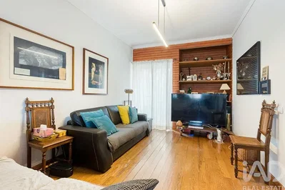Wohnzimmer; holzboden, tageslicht, moderner stil