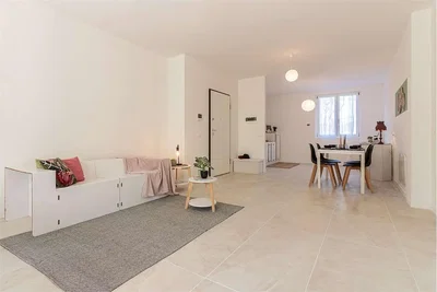 Дневна соба; плочице, природно светло