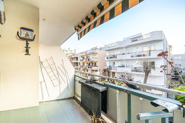 Balcón; vista, suelo de baldosas