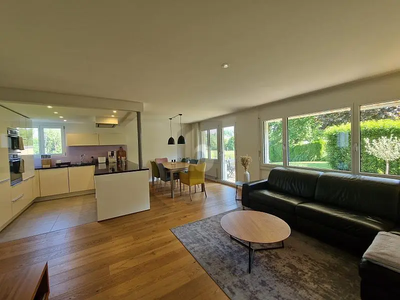 Wohnzimmer; blick, holzboden, tageslicht, moderner stil