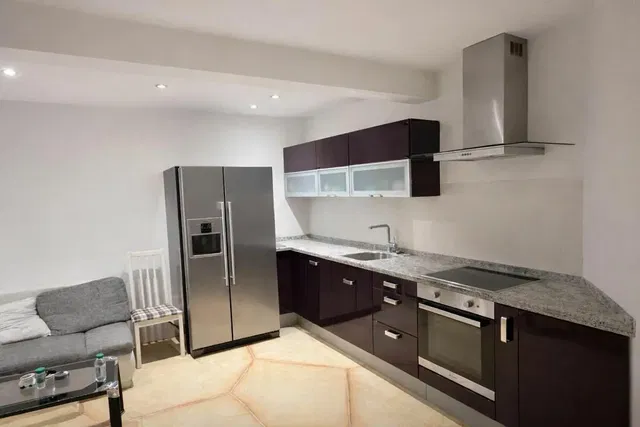 Cozinha; eletrodomésticos, luz natural