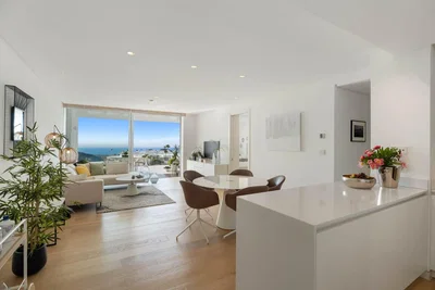 Oturma odası; manzara, ahşap zemin, doğal ışık, modern stil