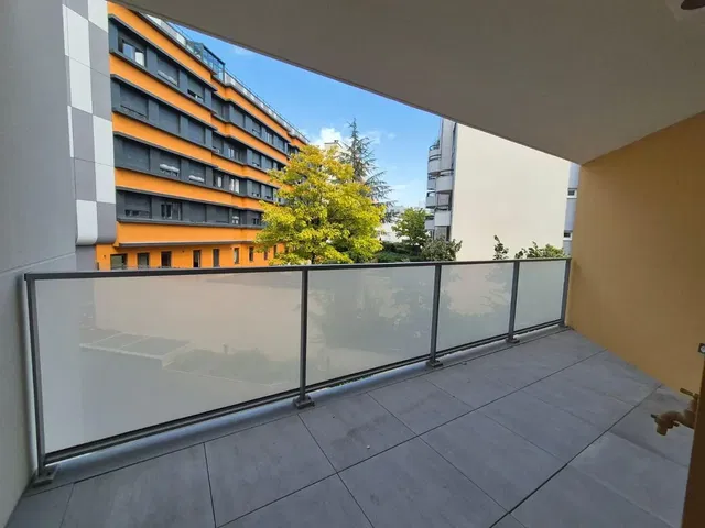Balcone; pavimento in piastrelle, vista