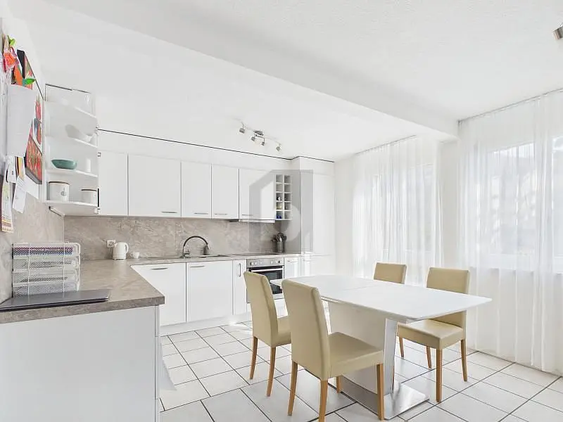 Cuisine; électroménager, carrelage, lumière naturelle, style moderne