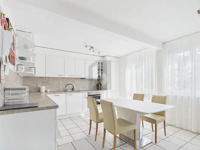 Cuisine; électroménager, carrelage, lumière naturelle, style moderne