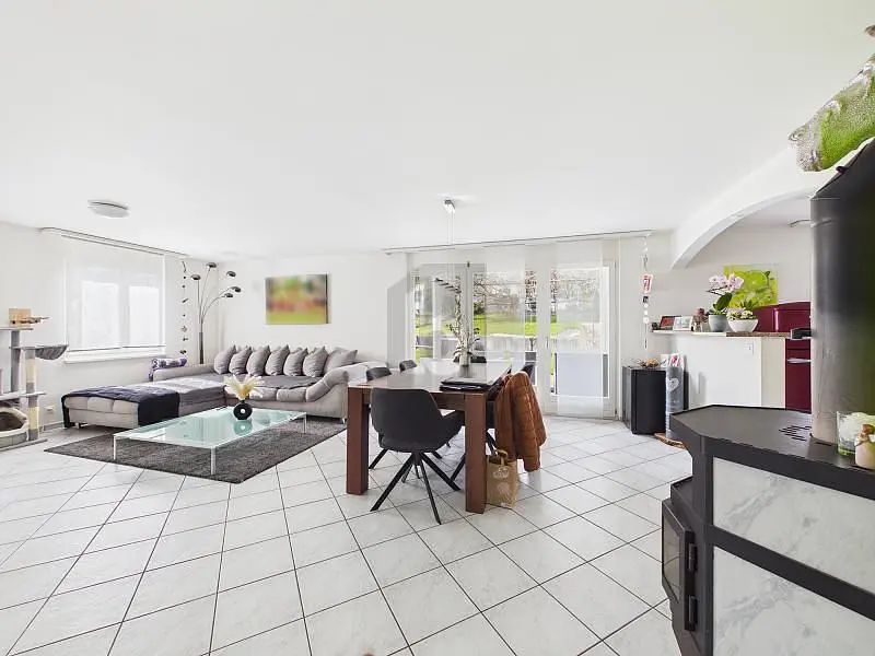 Wohnzimmer; tageslicht, fliesenboden, moderner stil