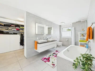 Banyo; fayans zemin, doğal ışık