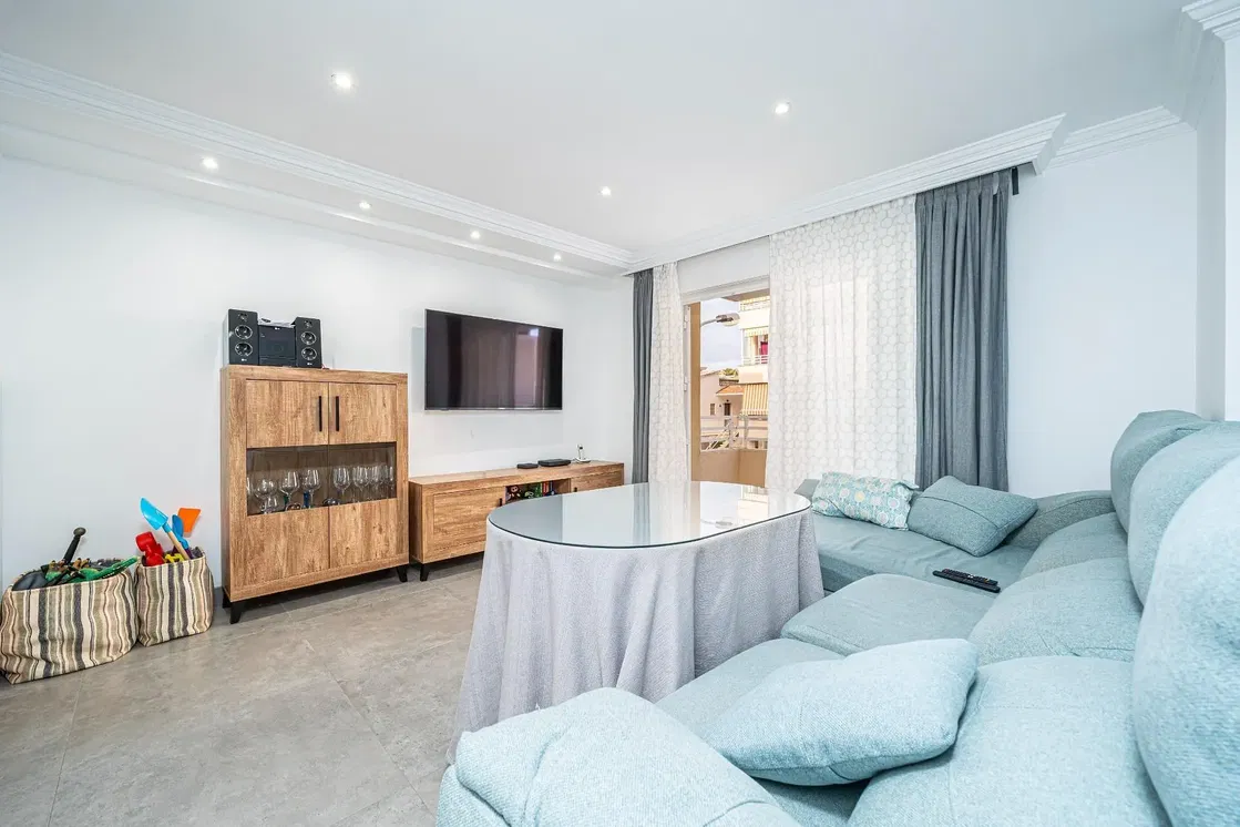 Wohnzimmer; tageslicht, moderner stil, fliesenboden