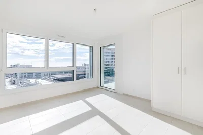 Oturma odası; manzara, fayans zemin, doğal ışık