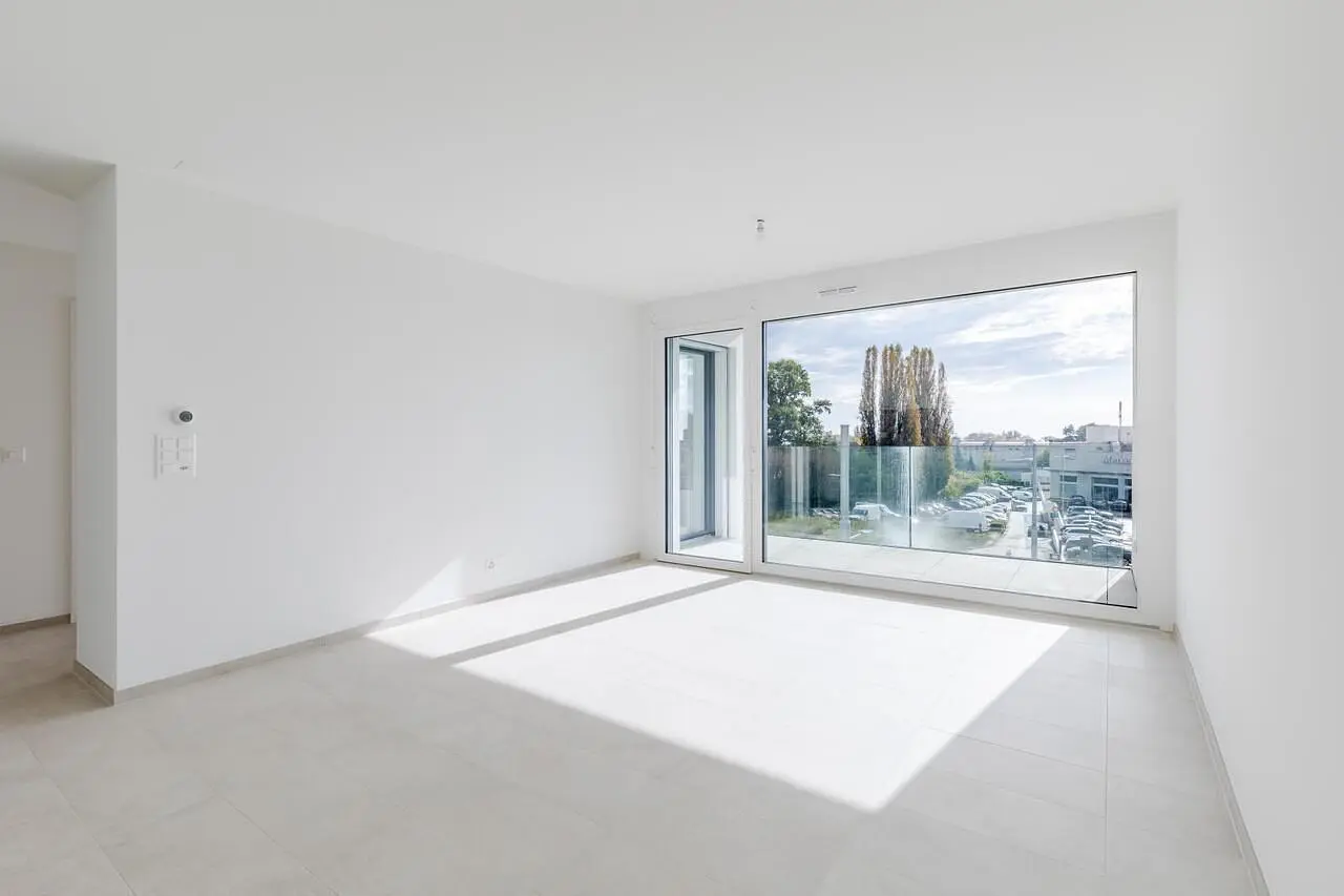 Oturma odası; manzara, doğal ışık, fayans zemin