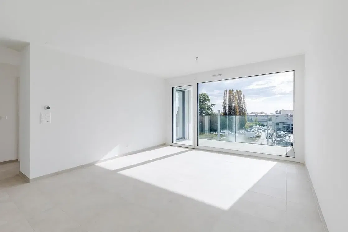 Oturma odası; manzara, doğal ışık, fayans zemin