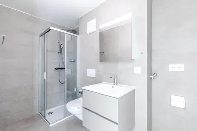 Banyo; fayans zemin, tadilatlı, doğal ışık, modern stil
