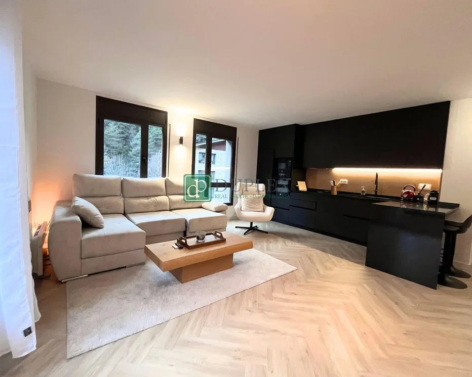 Dnevna soba; pogled, kuhinjski aparati, prirodno svjetlo, moderni stil, drveni pod