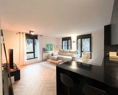 Dnevna soba; pogled, drveni pod, prirodno svjetlo, moderni stil