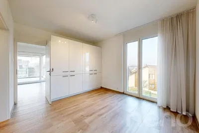 Yatak odası; doğal ışık, ahşap zemin, manzara