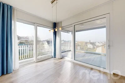 Oturma odası; manzara, ahşap zemin, doğal ışık