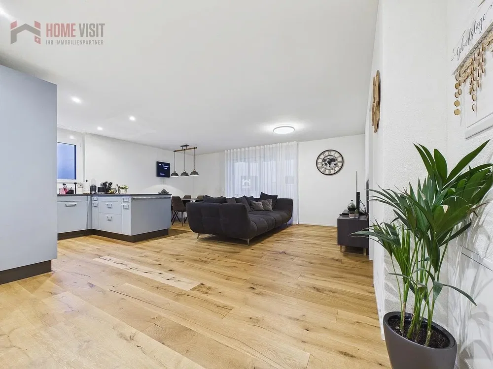 Oturma odası; manzara, mutfak aletleri, ahşap zemin, doğal ışık, modern stil