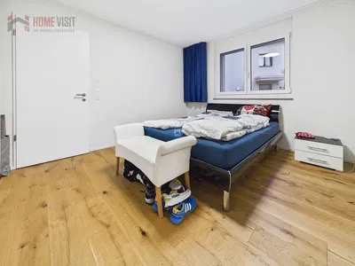 Yatak odası; ahşap zemin, doğal ışık