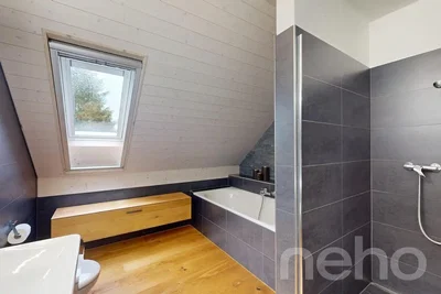 Banyo; fayans zemin, ahşap zemin, doğal ışık, tadilatlı, modern stil