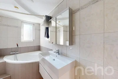 Badezimmer; fliesenboden, tageslicht, renoviert