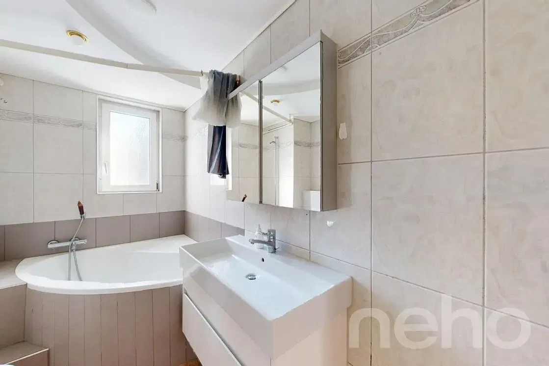 Banyo; fayans zemin, doğal ışık, tadilatlı