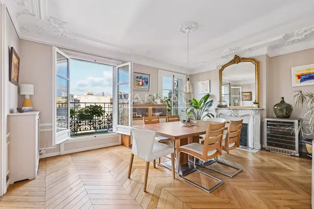 Salon; vue, parquet, cheminée, lumière naturelle