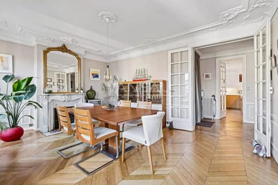 Salon; parquet, lumière naturelle, style moderne