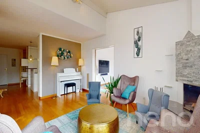 Wohnzimmer; kamin, holzboden, tageslicht, moderner stil