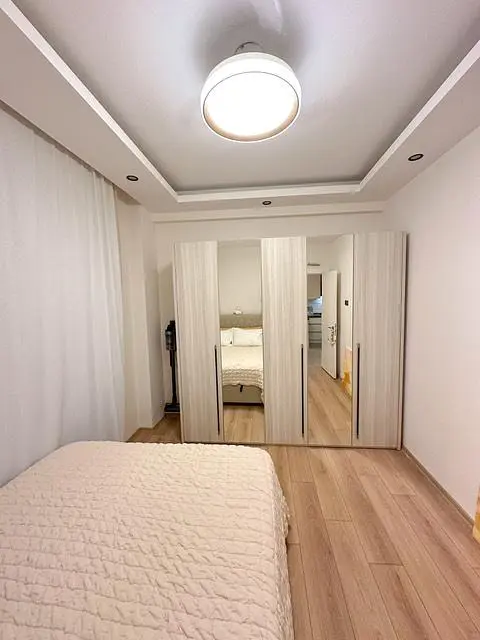 غرفة نوم; أرضية خشبية, ضوء طبيعي