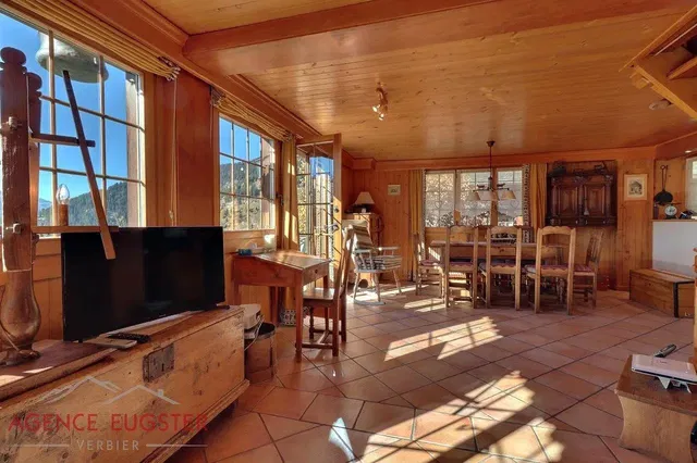 Хол; гледка, дървен под, плочки, дървени греди, естествена светлина, селски стил