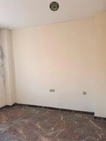 أخرى; أرضية من البلاط, يحتاج إلى تجديد