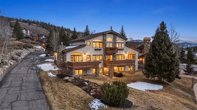 Maison et environs; vue, hauteur sous plafond, poutres en bois, lumière naturelle