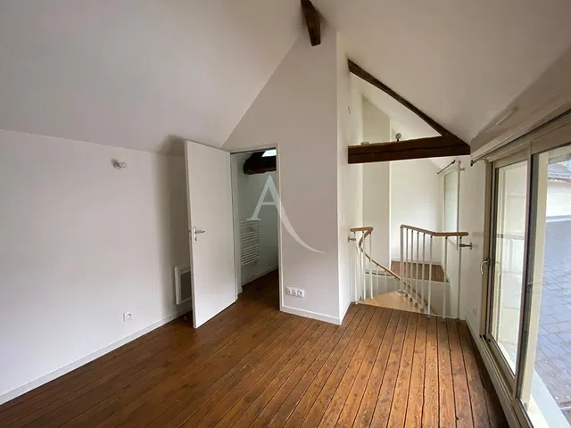 Oturma odası; ahşap zemin, ahşap kirişler, doğal ışık