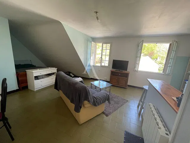 Oturma odası; fayans zemin, doğal ışık, manzara